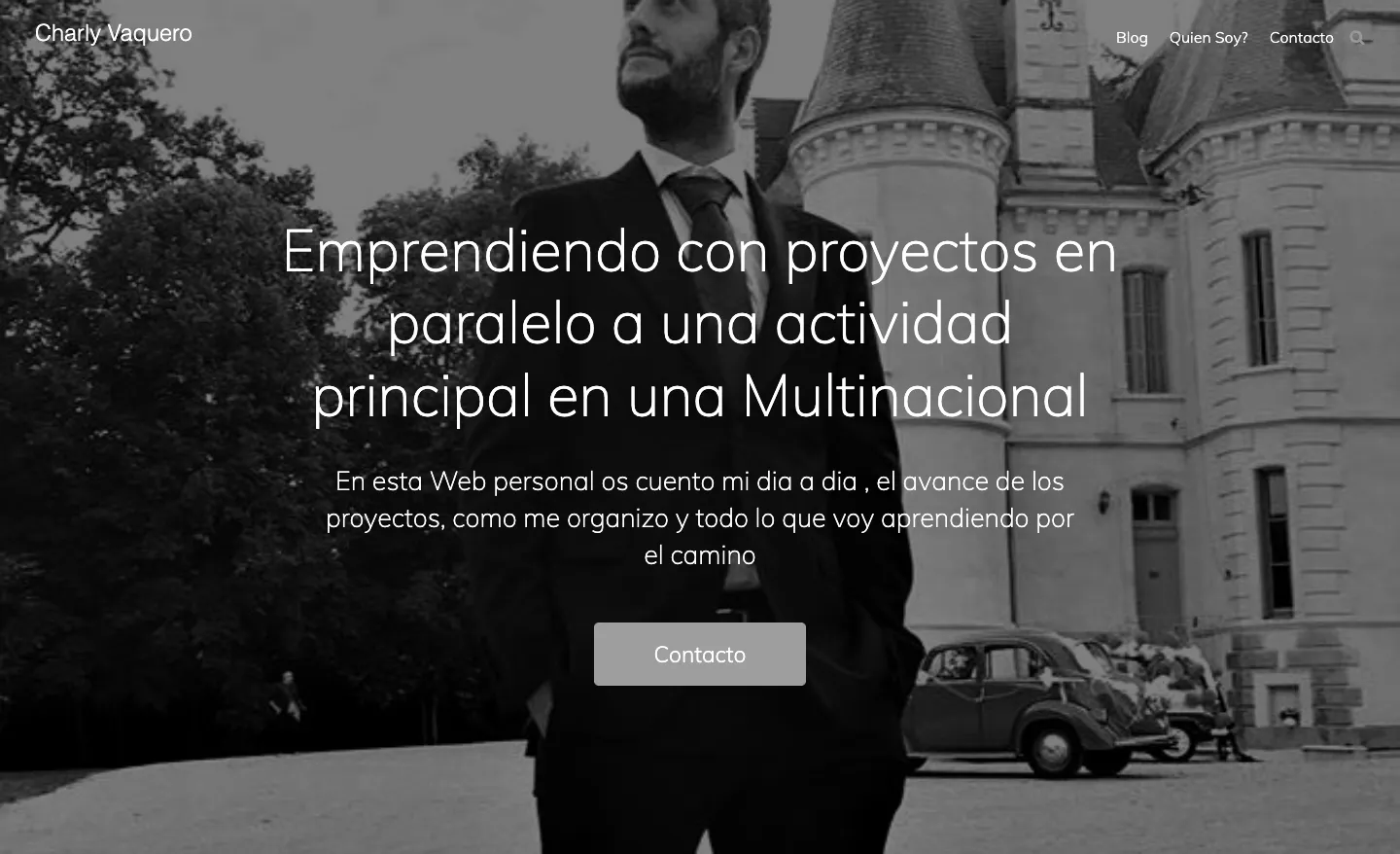 Portada de la versión anterior de charlyvaquero.com: retrato en blanco y negro con el titular «Emprendiendo con proyectos en paralelo a una actividad principal en una Multinacional»