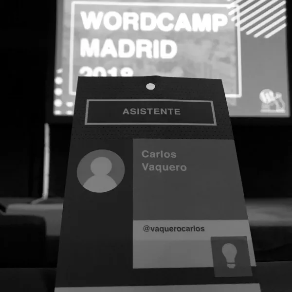 Acreditación de asistente en blanco y negro, en la WordCamp Madrid de 2018